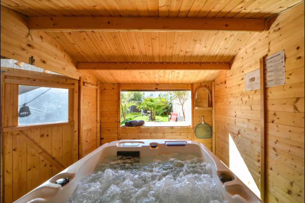 Velours 4 & Jacuzzi, Saint-Nazaire