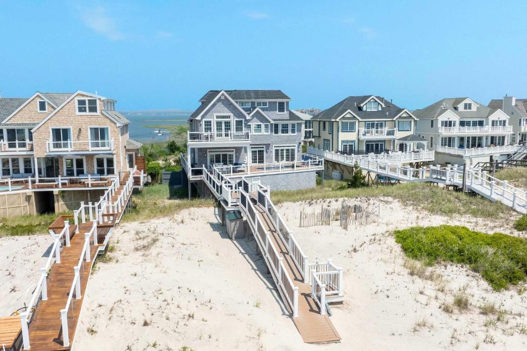 Dunecrest by RoveTravel - Family Oceanfront with Heated Pool, Westhampton Beach