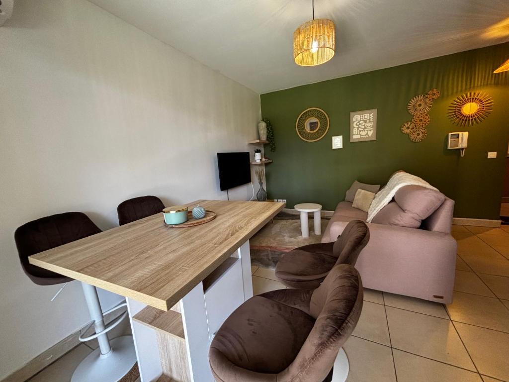apartment with Garden - 5