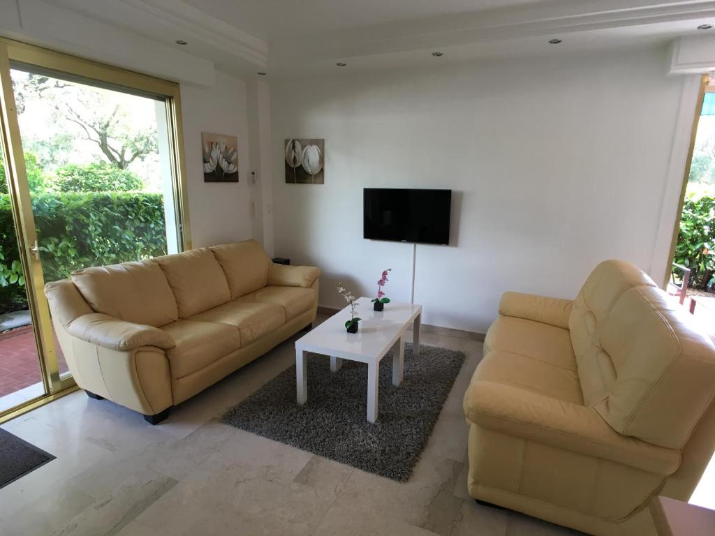 Spacious 3 bedroom apartment Great pool 5min to JLP beach Ideal for 2 families - 4