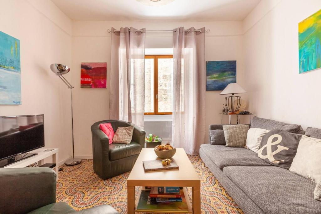 Le Molire - Historical stone house in old Pzenas, Pézenas