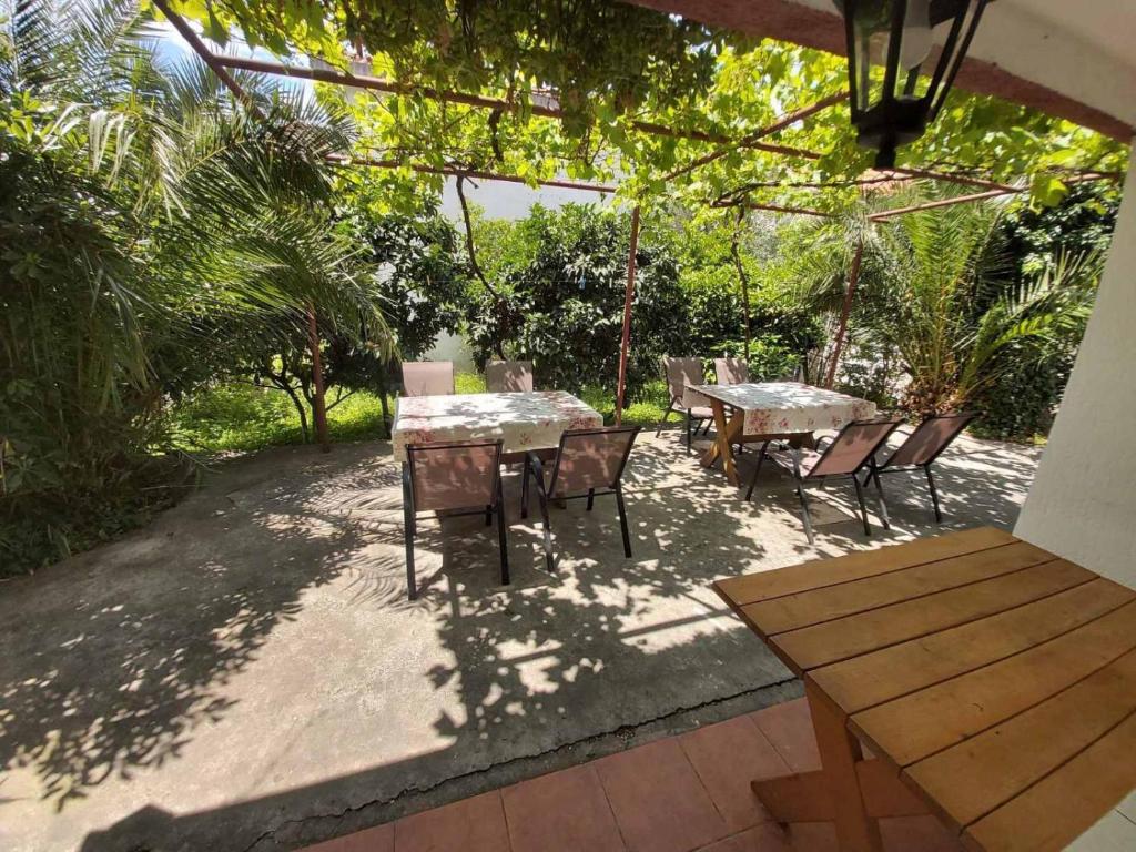Two Bedrooms Apartment With Garden View - 1