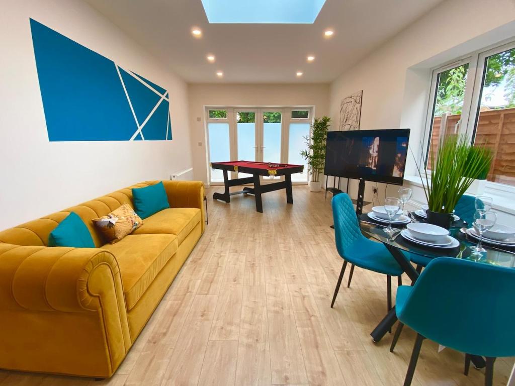 Work-Friendly Four Bedroom Getaway - Free WiFi -Sleeps 9, Birmingham