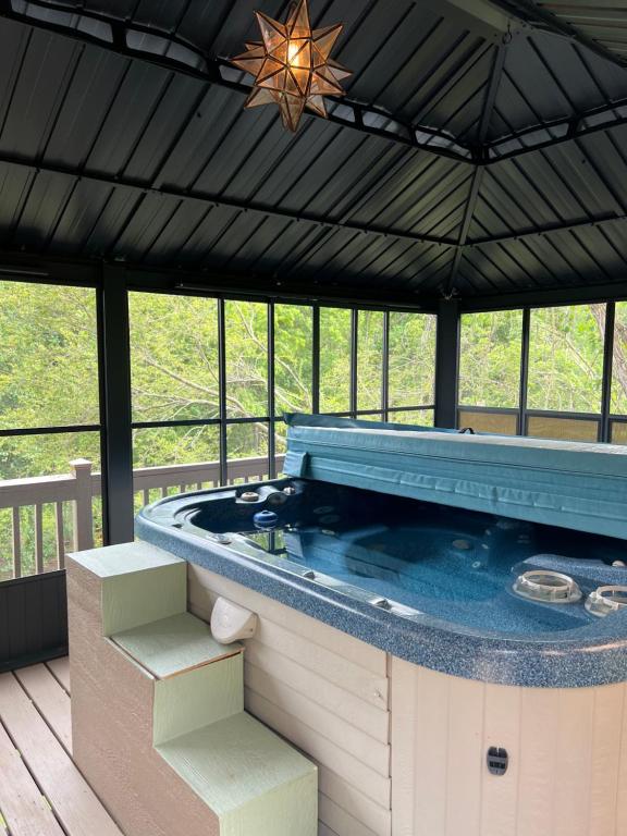 Serenity Views Retreat - Close to City and Parkway!, Weaverville