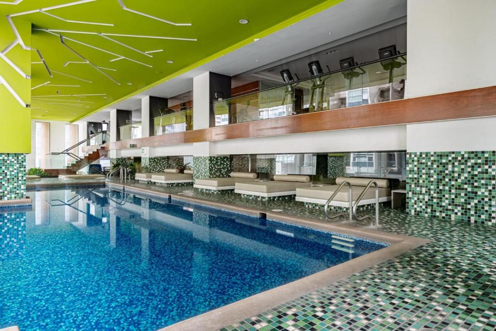 Stylish Apt with Pool and Gym - 3