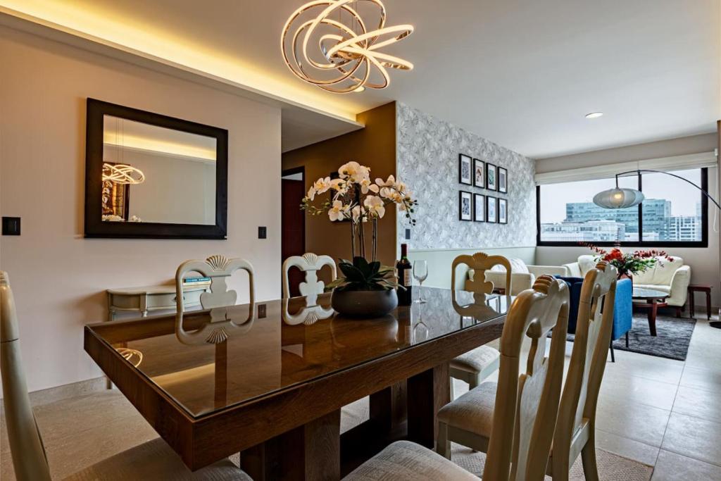 Stylish Apt with Pool and Gym - 5