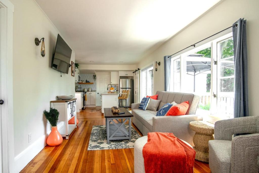 Lakeview Getaway with Hot Tub, Billerica