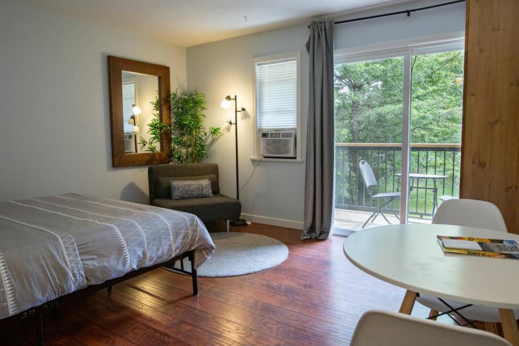 The Flats at Cedar Springs with Full Kitchen and Steps to Lake, Harrison Hot Springs