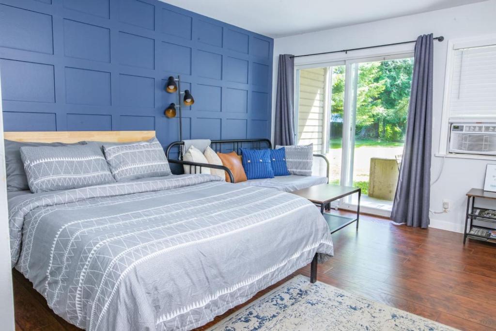 The Backyard at Cedar Springs Walk to Lake and Hot Springs, Harrison Hot Springs