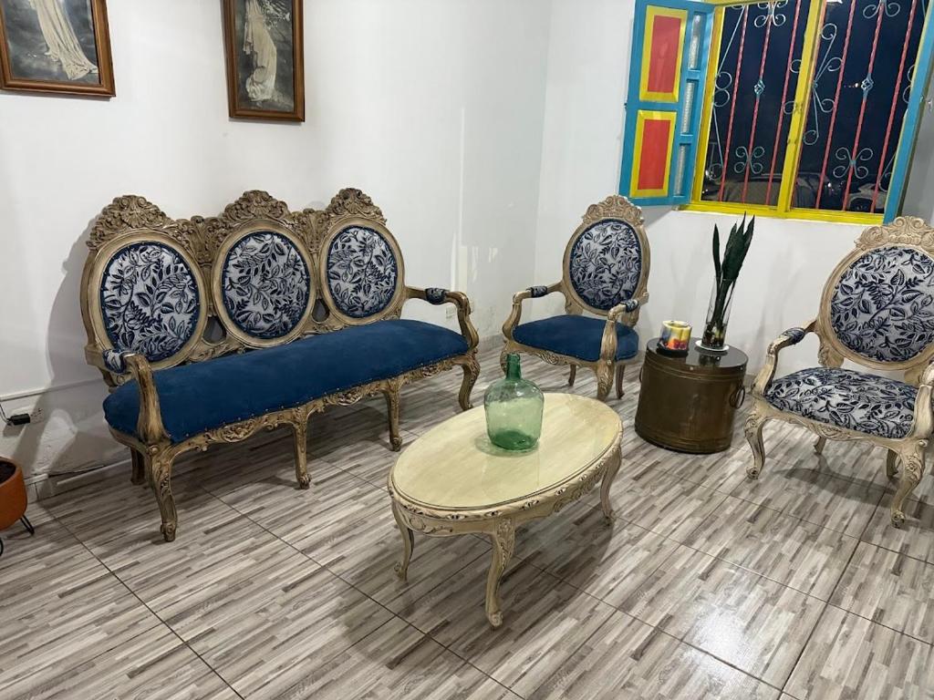 Habitación Privada Amplia y Tranquila cerca del Parque Principal 1 - 2