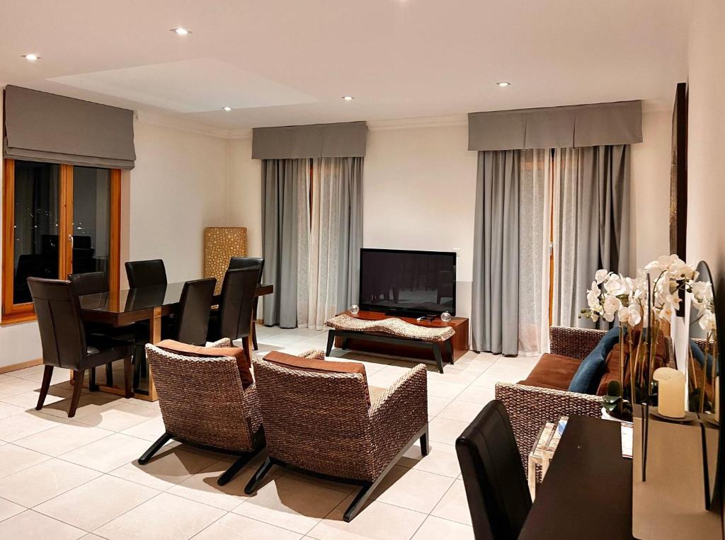 Luxury Apartment, Panoramic Mountain Views, 5 Star Spa Facilities - 3 Bedroom - 4