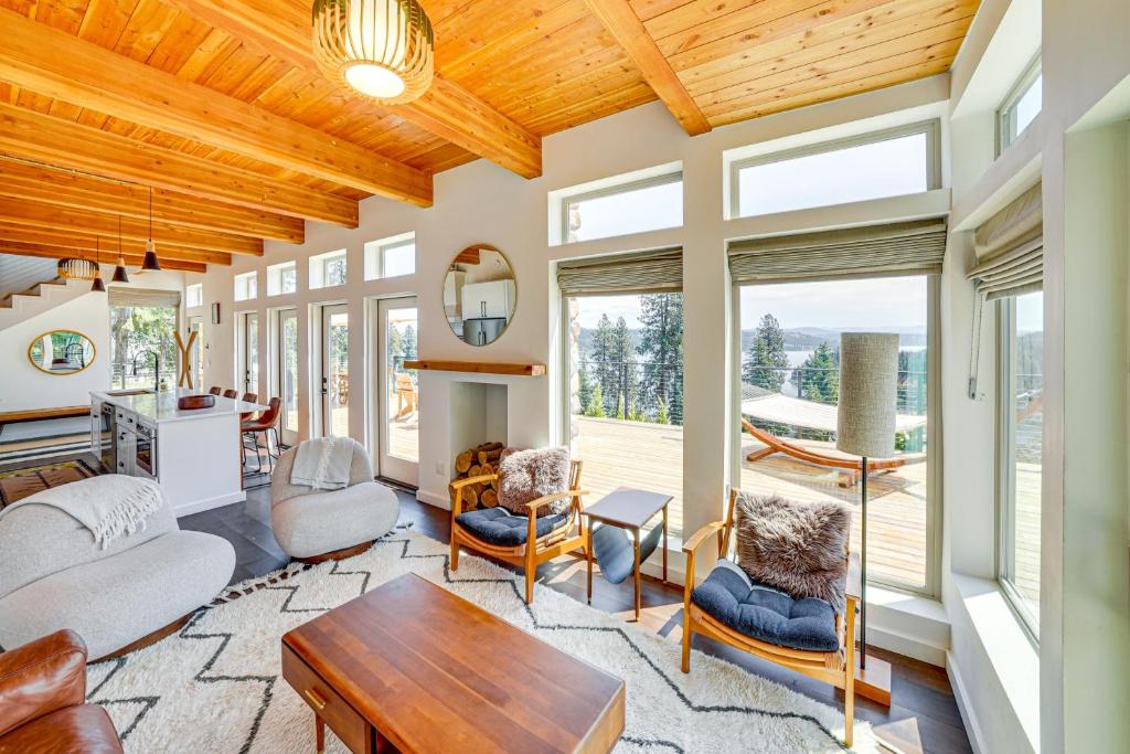 Mid-Century Escape Lake Views, Steps to Cave Bay!, Worley