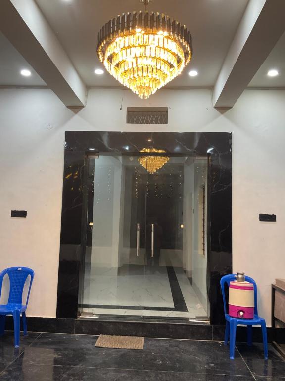 4. HOTEL SH..