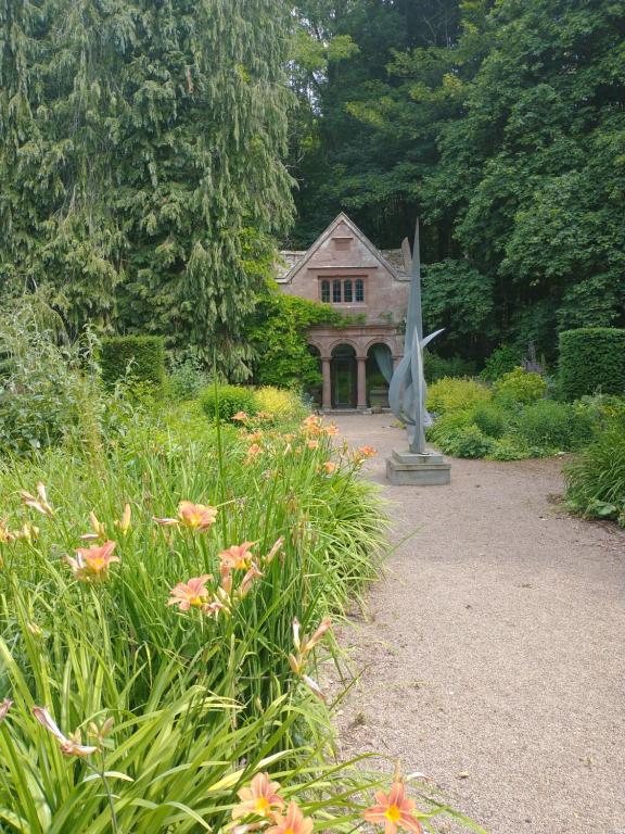 Quirky, romantic cottage with garden in Wye Valley, Ross-on-Wye