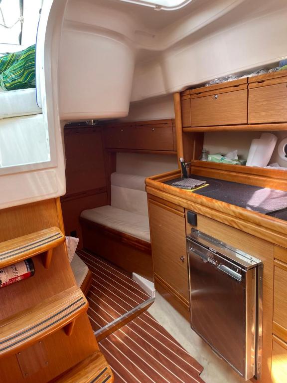 HEBERGEMENT INSOLITE SUR UN BATEAU À QUAI - 3