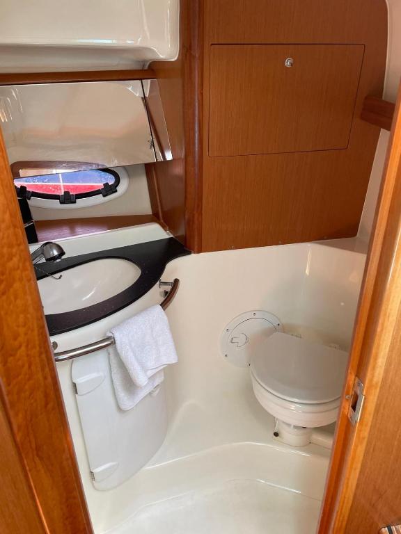 HEBERGEMENT INSOLITE SUR UN BATEAU À QUAI - 4