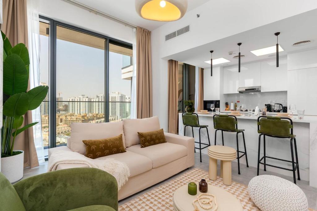 Chic 1BDR - Sunset Views - Designer's Choice - Huge Corner Balcony - New Building - Heart of JVC, Dubaï