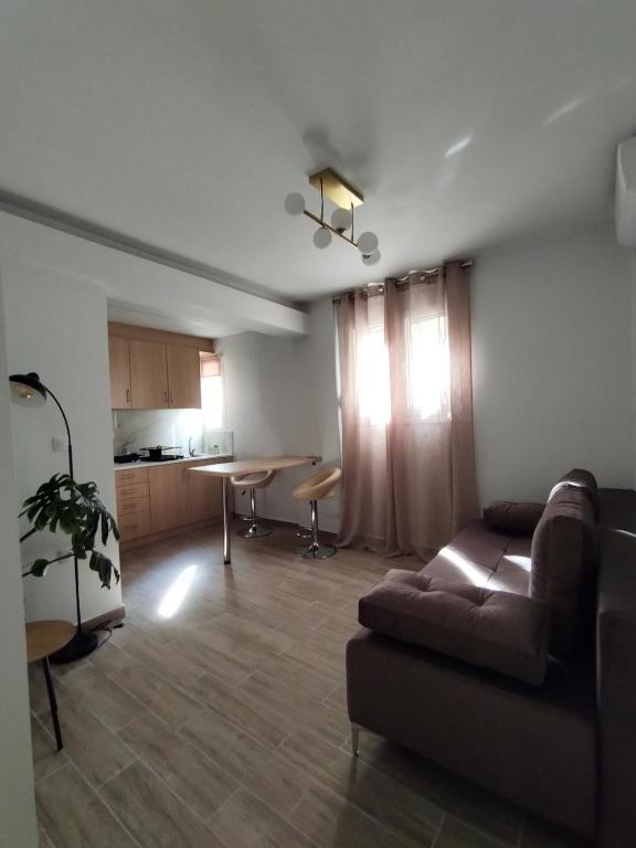 Stylish Central Studio, Larisa