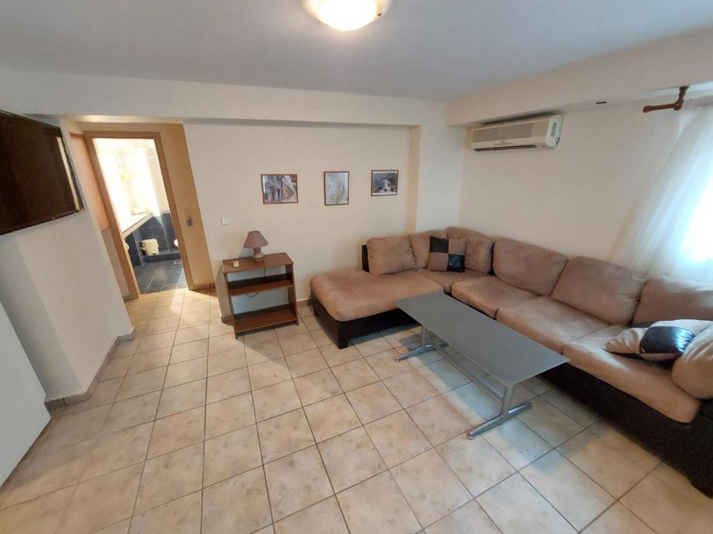 Crab's Original Apartment 1, Vrontados