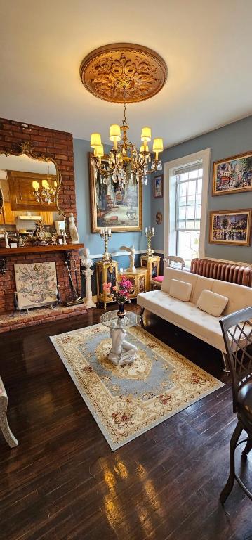 Luxurious Apartment at Colonial Townhouse, Fresh Pond