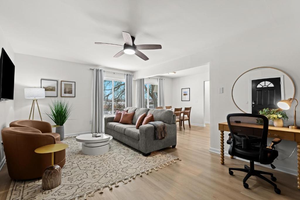 Charming 1BR Upper-Flat Unit in Royal Oak, Royal Oak