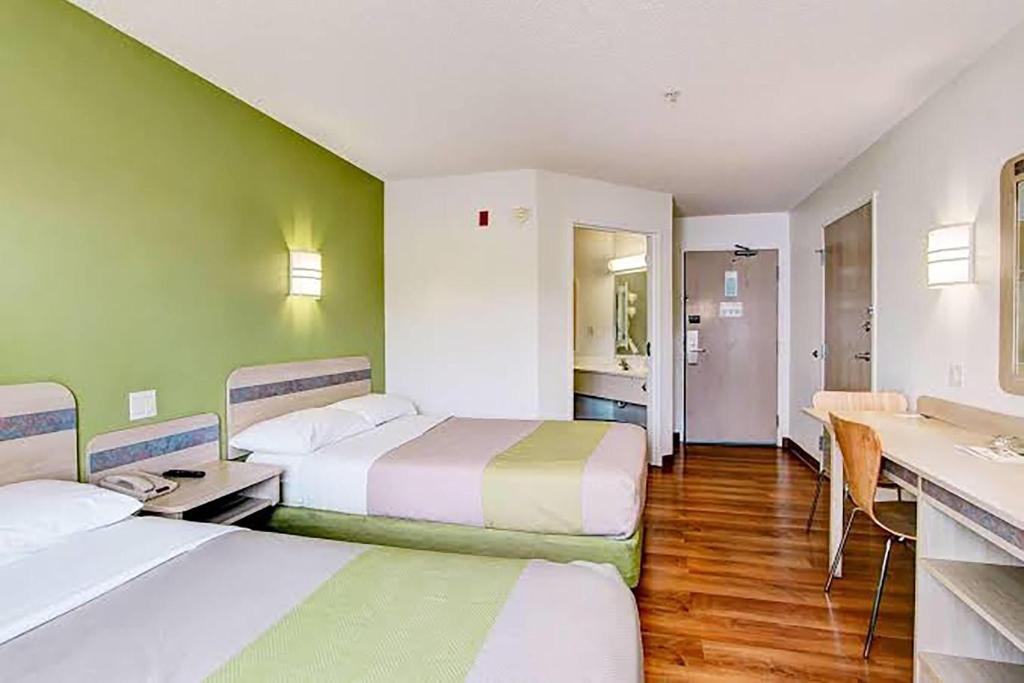 Super 8 by Wyndham Aurora East, Aurora