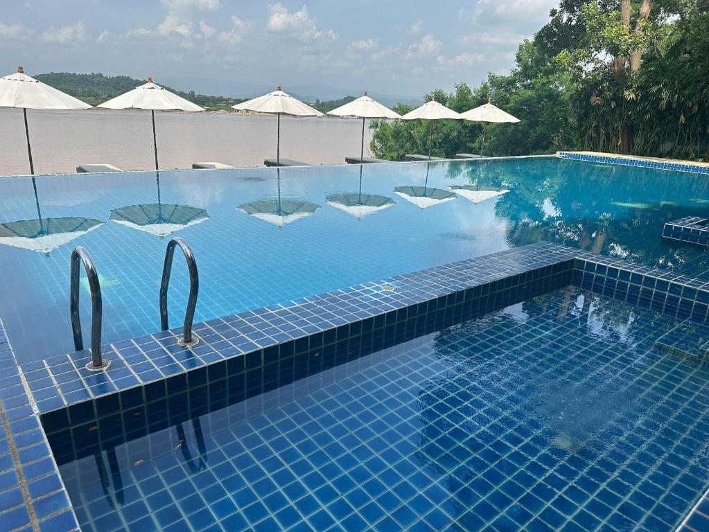 สระว่ายน้ำ