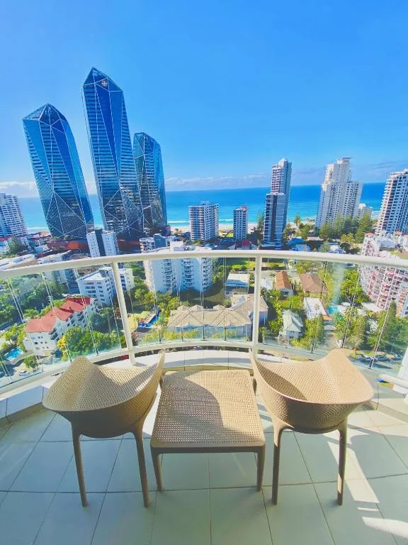 Ocean View Studio Apartment Surfers Paradise - Free Parking, hotel in Gold Coast