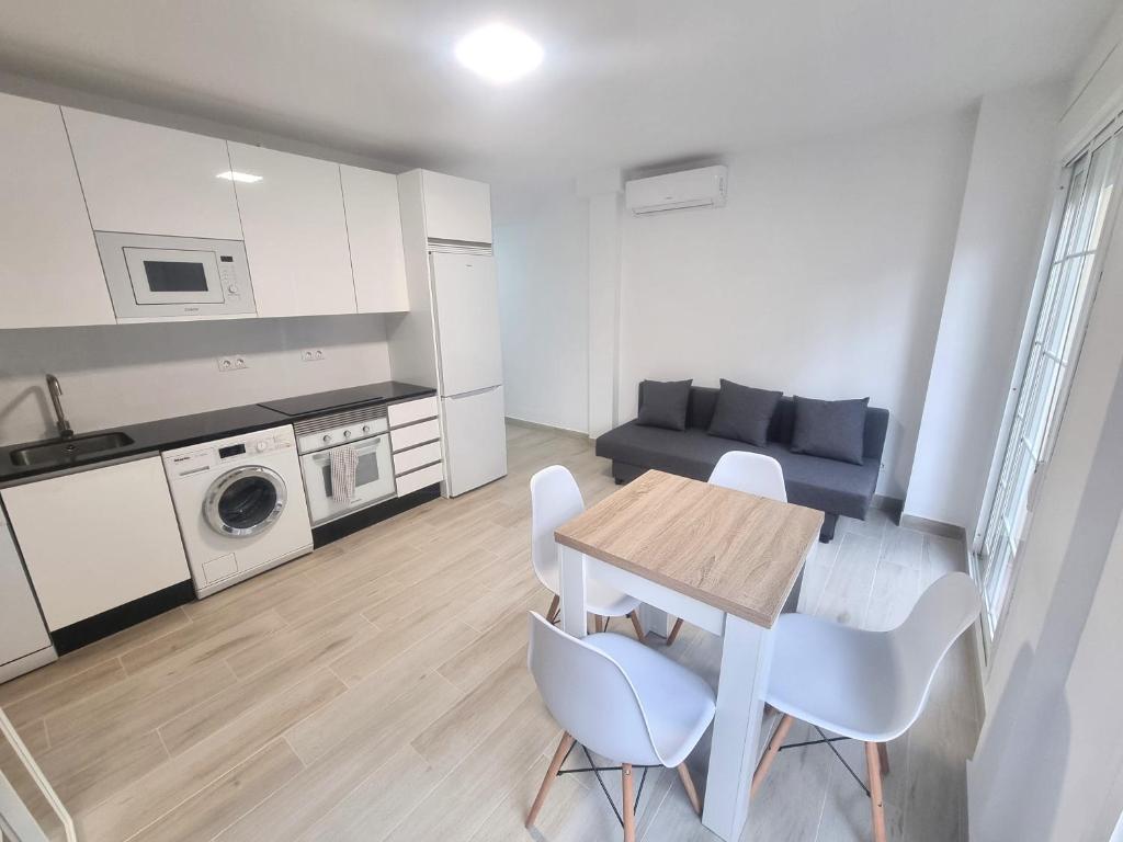 Aljaima II City Center and Beach Apartment - 3