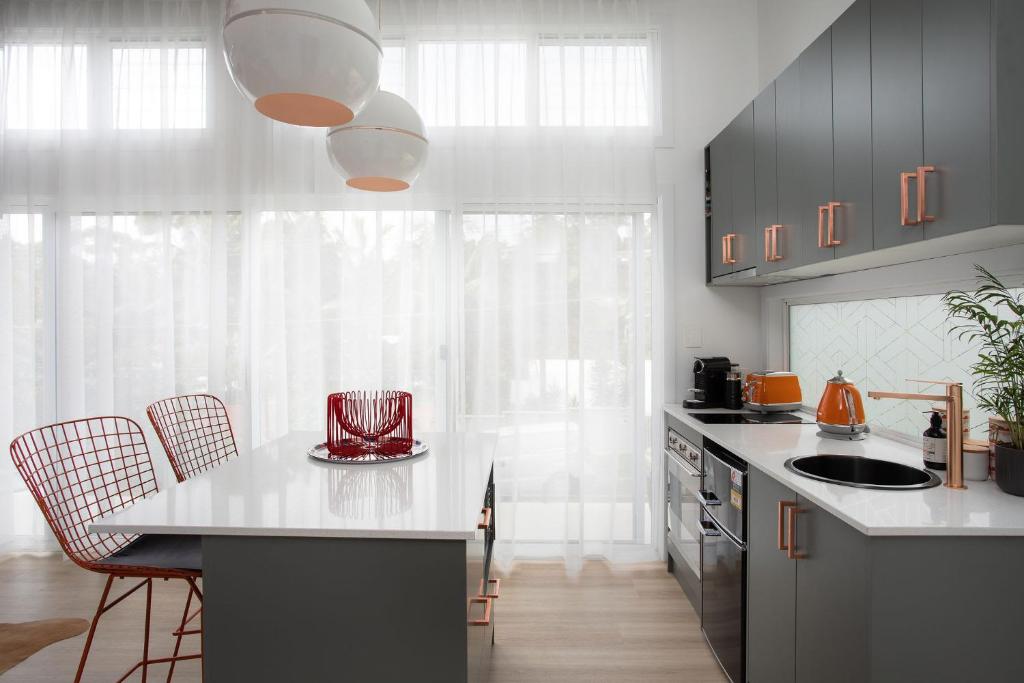 Retro Retreat - by Coast Hosting, Terrigal