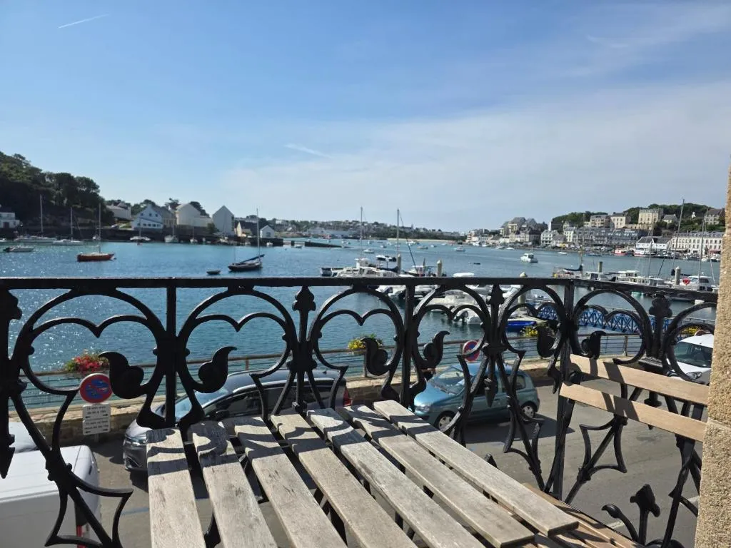 Anatoline Audierne Appart'hôtel - Appartements vue Mer - Sea & Harbor Stay, hotel in Audierne