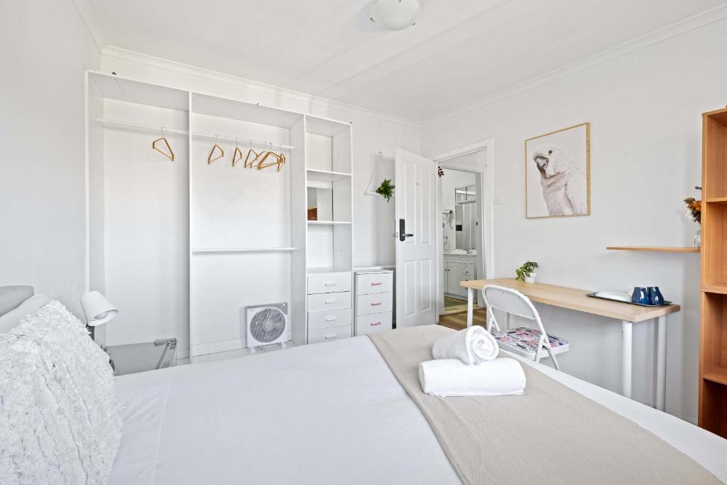 Classic Double Room in Peakhurst - Centrally Located - Shared Bathroom, Peakhurst