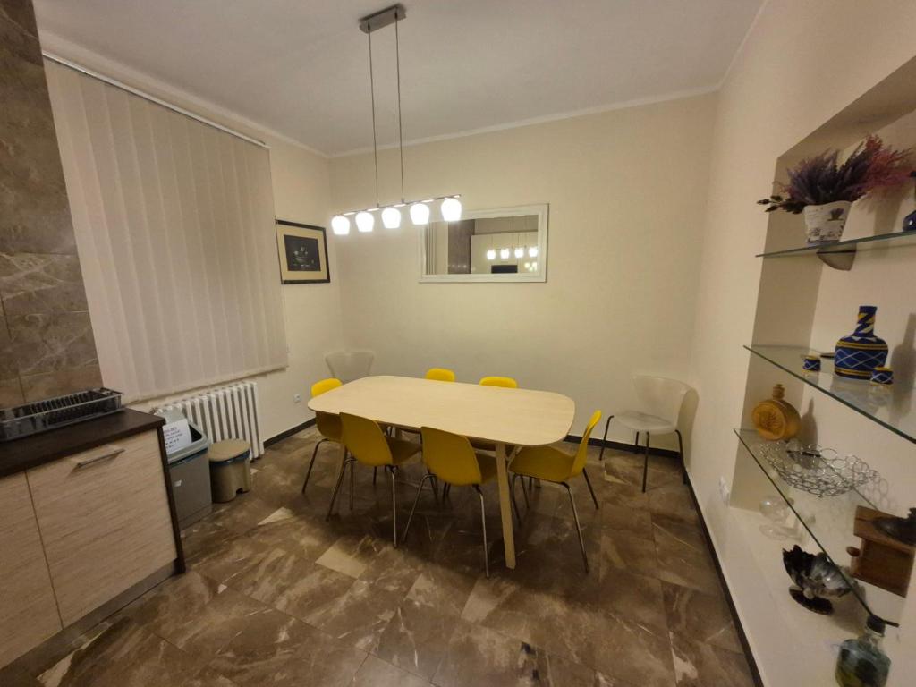 BUDGET - Authentic Belgrade Centre - Apartment #5, 4 Bedrooms, 1 full Bathroom, 1 Toilet - 5