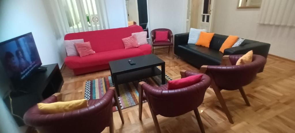 BUDGET - Authentic Belgrade Centre - Apartment #5, 4 Bedrooms, 1 full Bathroom, 1 Toilet - 2