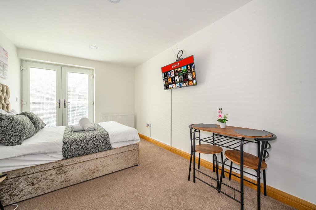 -RE7B- For your relaxed and Cosy stay with Free WiFi, Batley