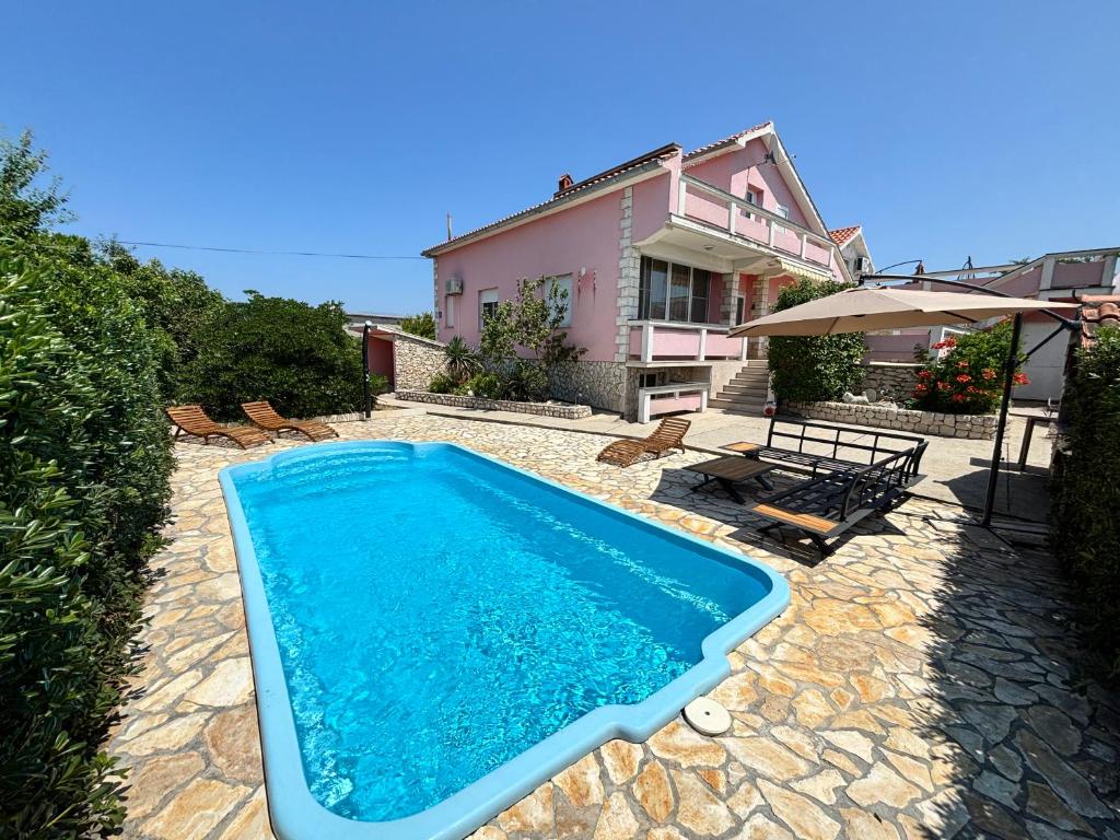 Guest house with pool Ante, Vrsi