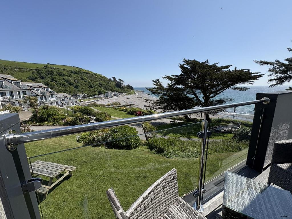 Ocean Waves - Mount Brioni, Downderry