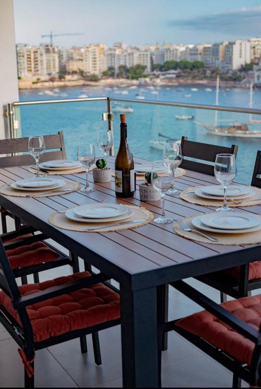 Brilliance of the sea apt, Saint Julianʼs