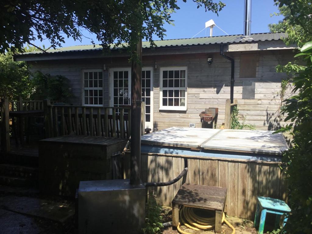 Off grid chalet . HOT TUB & SAUNA. Kid friendly., Langport