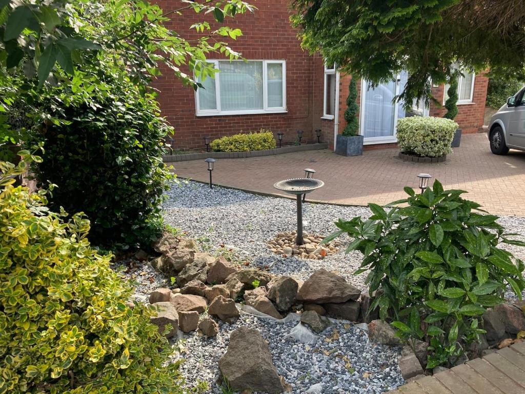 Studio Flat in Walsall with Option of Large Garden for Events, Bloxwich