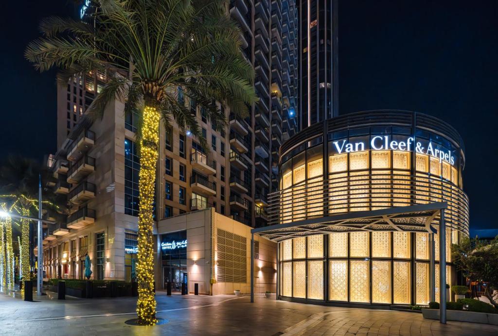 Stylish 1BR Apartment near Burj Khalifa and Dubai Fountain, Downtown, Дубай