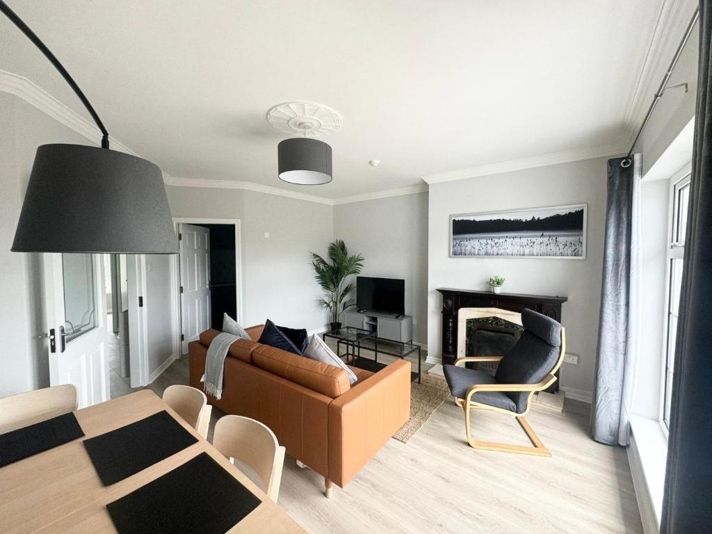 Modern and Spacious Apt6 - sleeps 6 - free parking, Galway