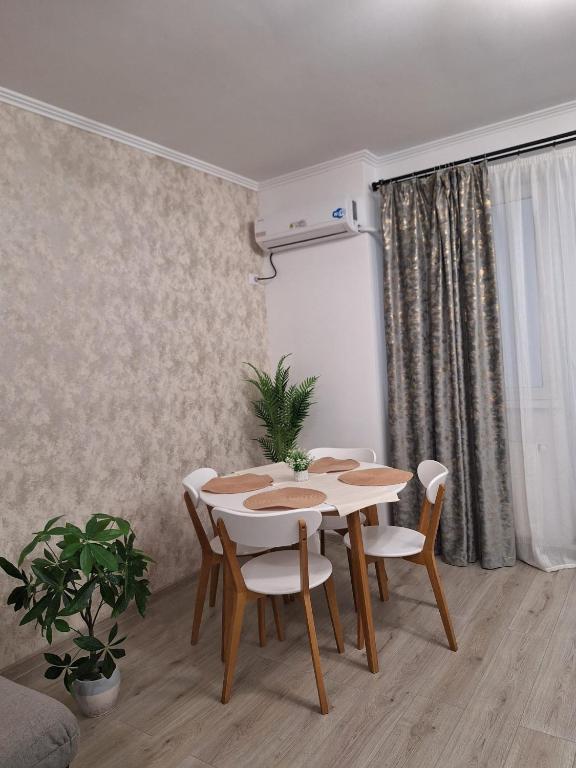 Silvana Apartament, Roşu