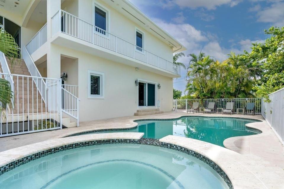 Angler & Ale- Waterfront Pool Home, Hot Tub & 60 Dock, Marathon