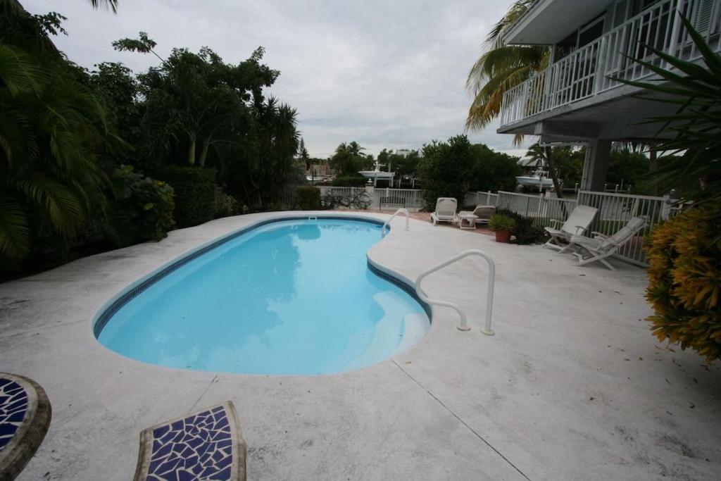 One Particular Harbor - Waterfront Pool Home Near the Beach, 80' Dock, Marathon