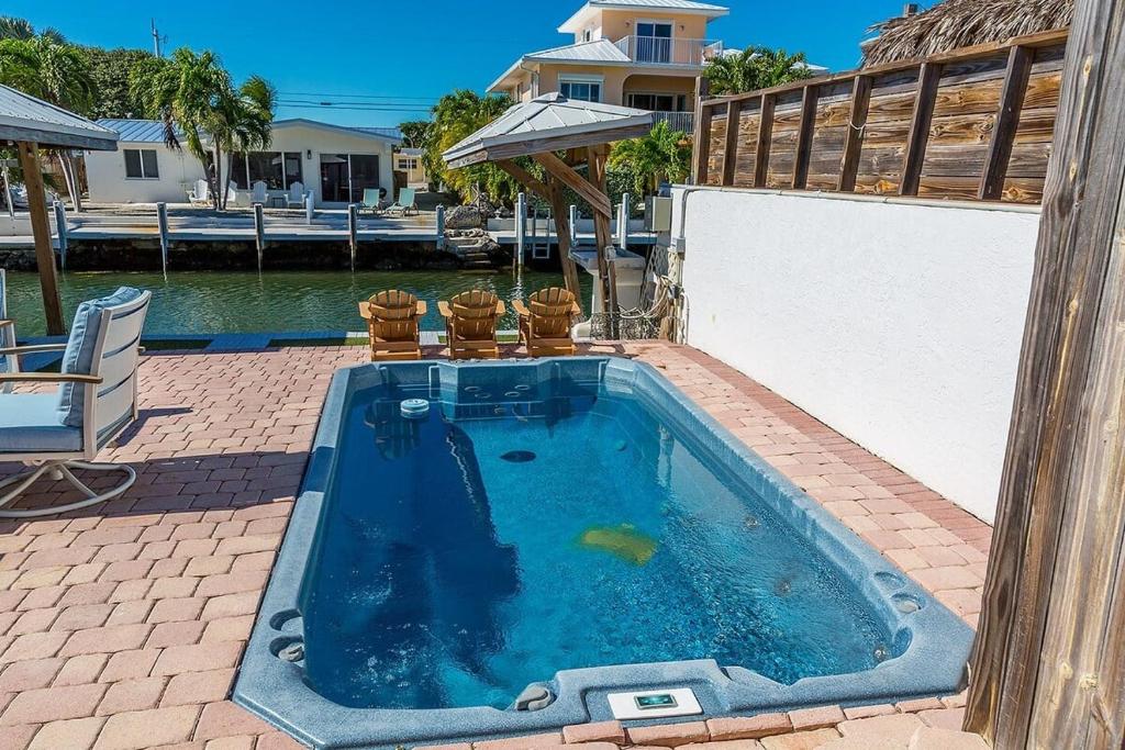 Paradise Cove - Waterfront Private Pool Home, 2 Mins to Open Gulf, 60' Dock, Marathon