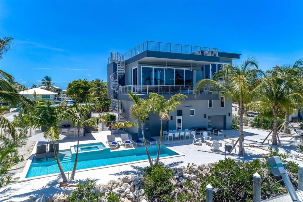 Off the Hook - Luxury Waterfront Pool Home, Kayaks & Bikes, 30' Dock, Marathon