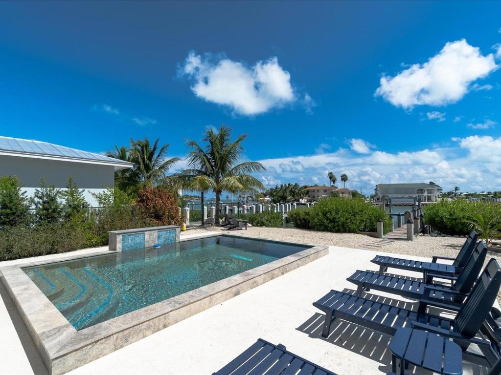 Paradise Palms - Luxury Waterfront Pool Home, 40' Dock, Marathon