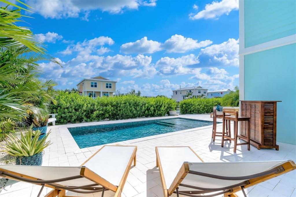 Paradise Found - Luxury Waterfront Pool Home, 50' Dock, Marathon