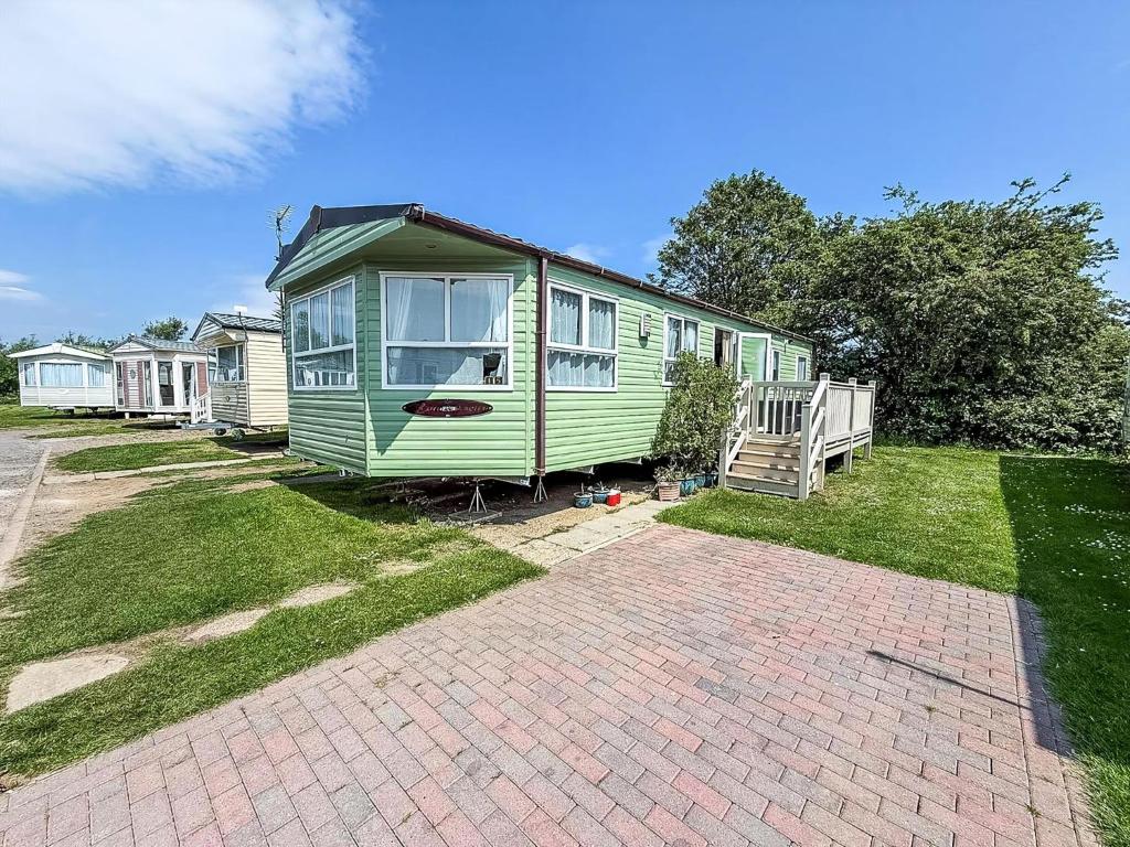 Lovely Caravan For Hire With Decking At Skipsea Sands In Yorkshire Ref 41015Wf, Barmston